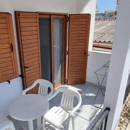 First Floor Near Sea Apartman